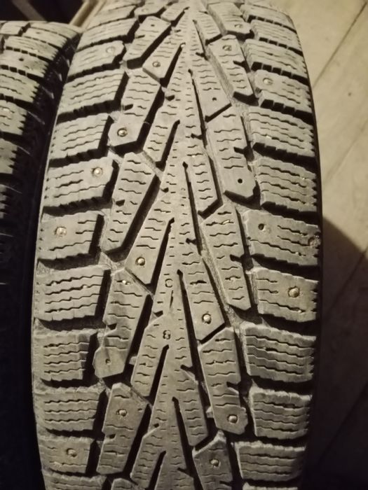 Продам шипованные шины на15