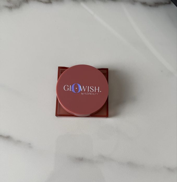 Нова пудра Huda Beauty Glowish
