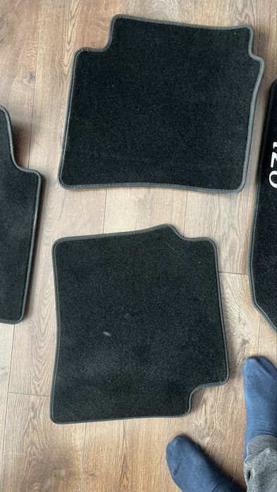 ЧИСТО НОВИ оригинални мокетни стелки за Hyundai i20 (OEM)