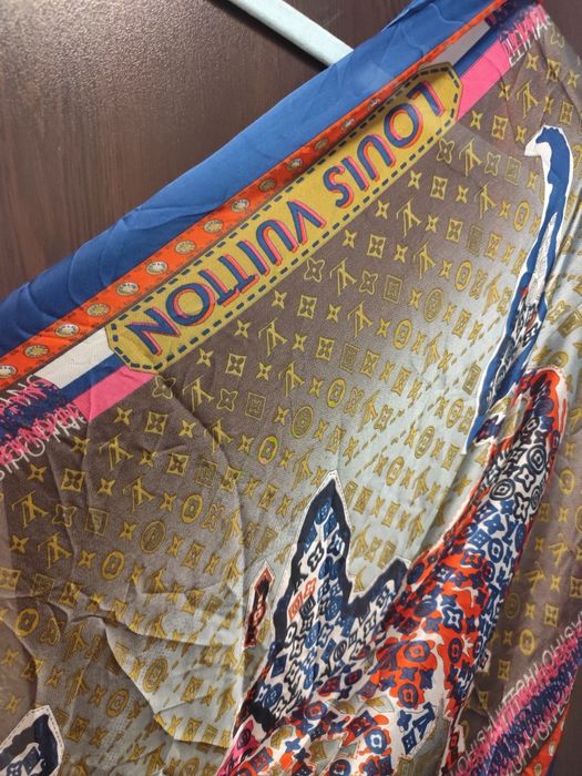 Louis Vuitton копринен шал