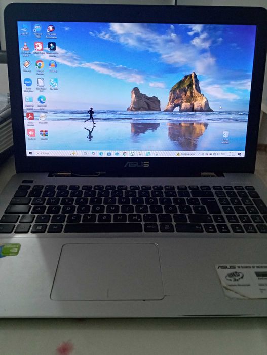 Laptop ASUS 8 gb RAM ,grafica 2 GB , stocare 932 GB