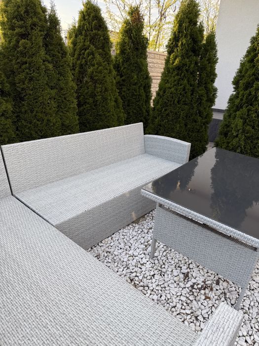 Coltar de exterior cu masa