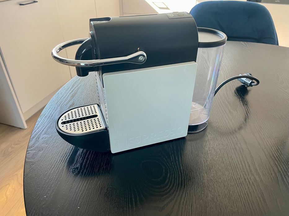 Aparat de cafea Nespresso Pixie – folosit, funcțional