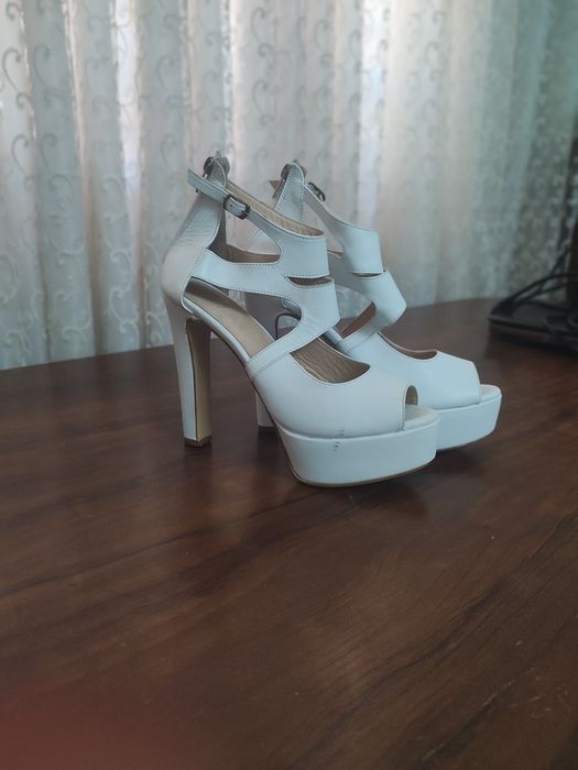 Женская обувь белого цвета