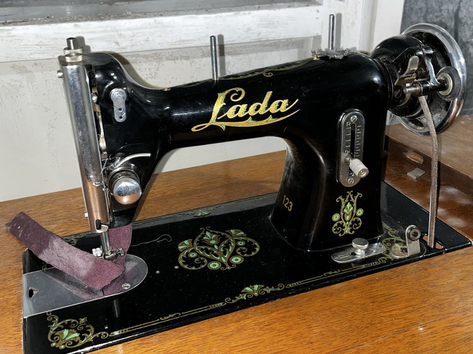 Стара шевна машина Lada 123 – здрава и запазена
