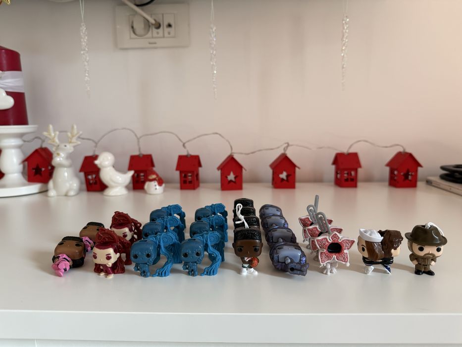 Vând figurine Kinder Joy Funko Stranger Things