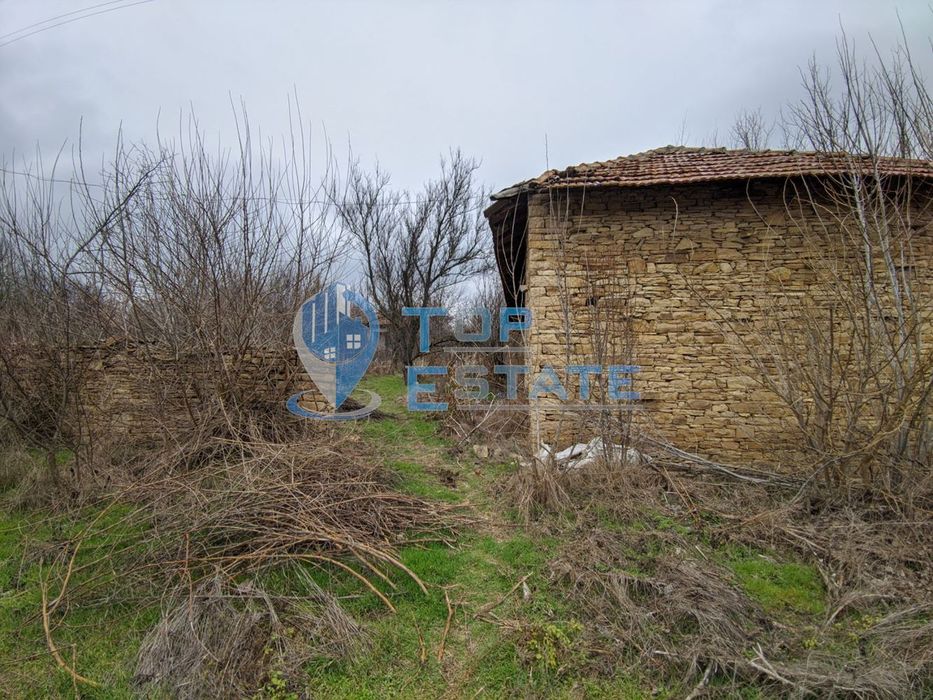 Парцел със стара къща в село Долна Липница