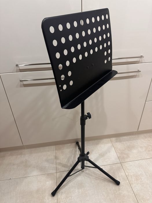 Стойка за ноти с възможност за регулиране на наколн и височина.
