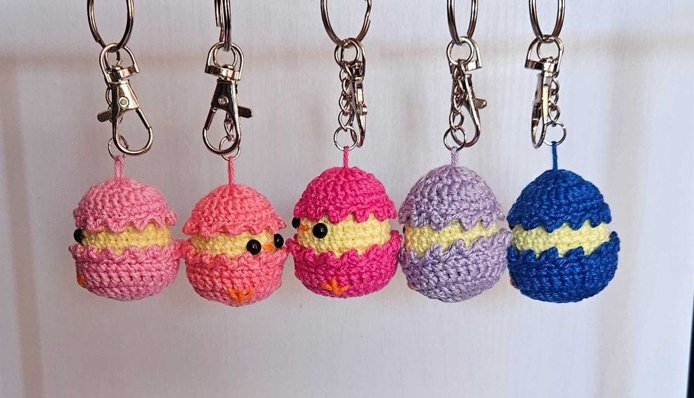 Breloc Handmade crosetat Pui in coaja de ou Amigurumi