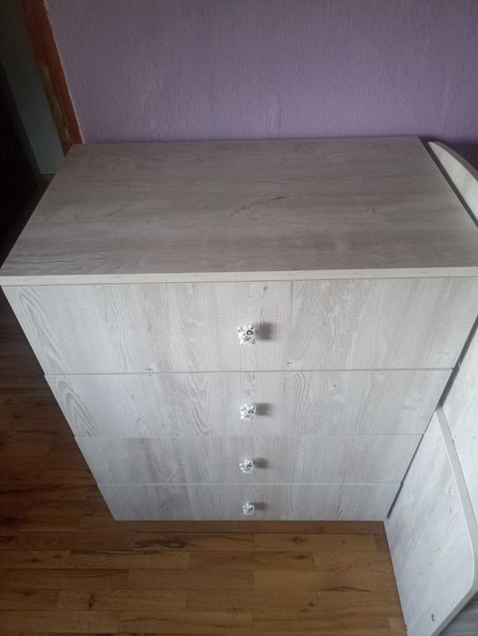 Бебешко легло, ставащо на голямо с бюро