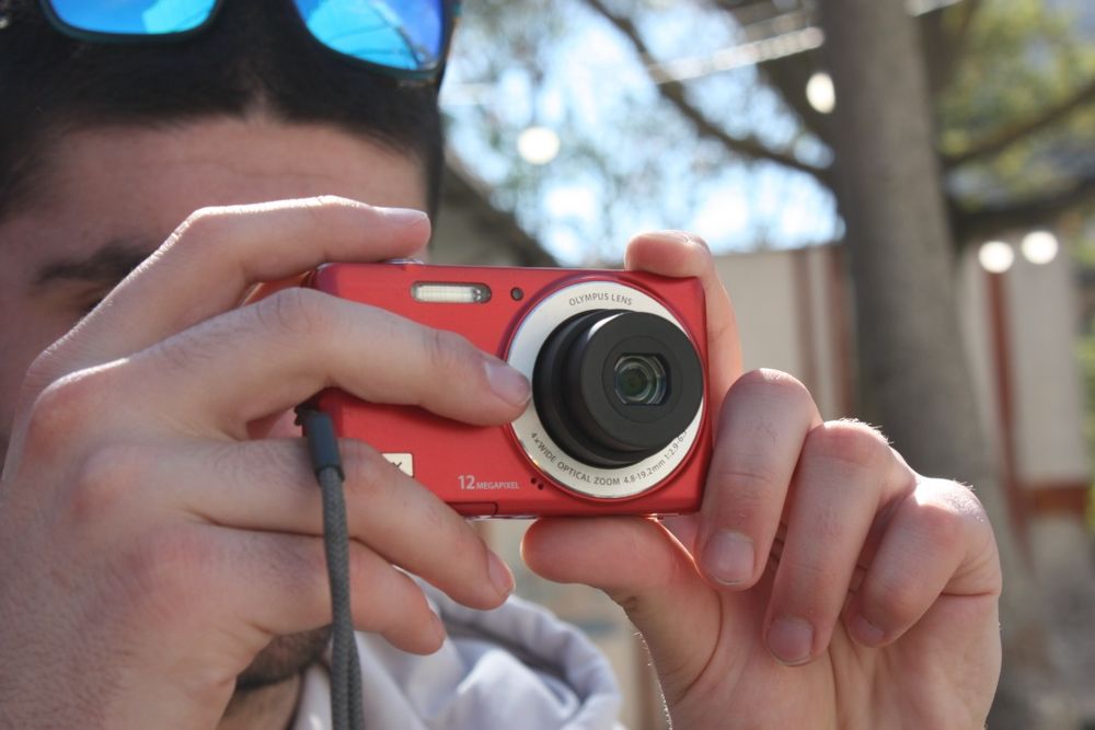 Ретро дигитална камера Olympus D-700 (12MP) - Y2K Vintage Digicam