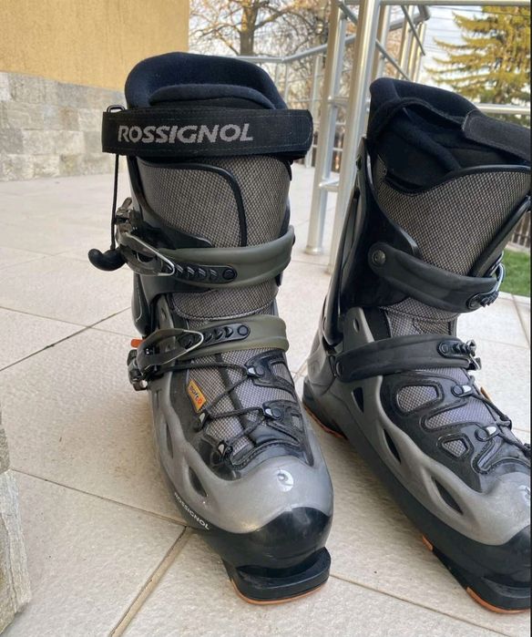 Ски оборудване - обувки, ски и щеки