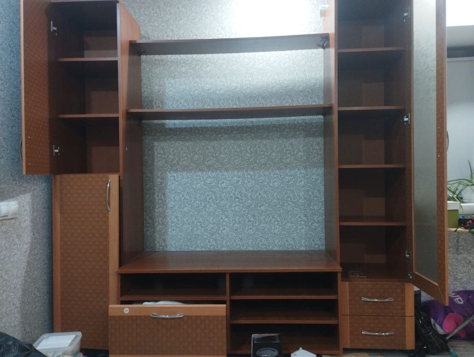 Стенка в комнату срочно