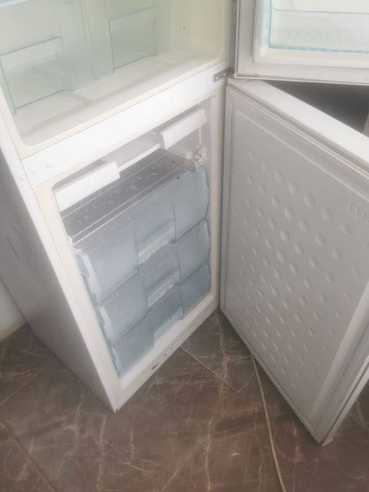 Vând urgent frigider arctic