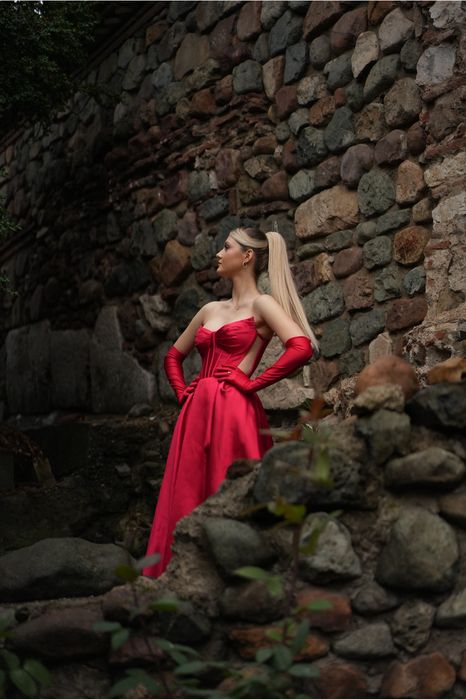 Червена абитуриентска рокля – с ръкавици и дълбока цепка, като нова