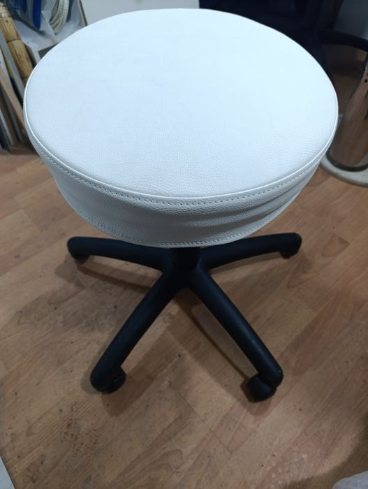 Стулья разные в отличном состоянии.кресло качалка в идеальном состояни