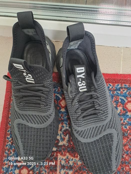 Кроссовки продам. Недорого.