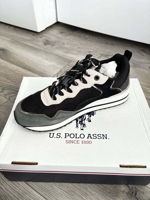 Чисто нови сникърси