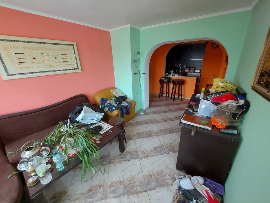 Промишлен имот ведно с апартамент, гр. Омуртаг