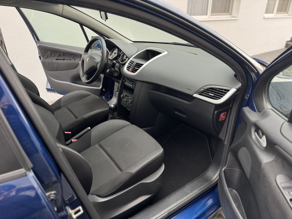 Peugeot 207 2010 • Panoramic • AC • Îngrijită