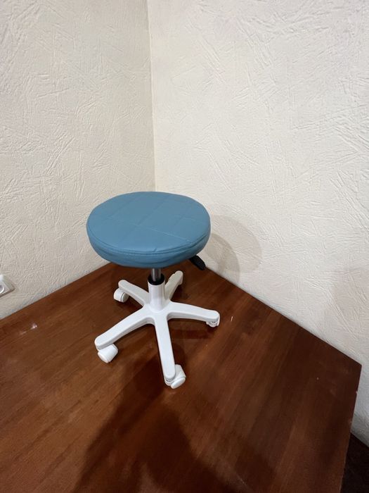 Медицинское/косметологическое кресло  на колесиках