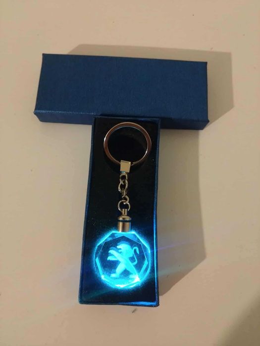 Breloc auto din cristal cu LED - Logo Peugeot