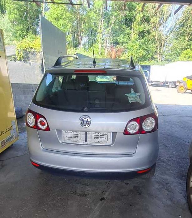 Фолксваген Голф 5   1.6 i  BSE Volkswagen Golf – само на части