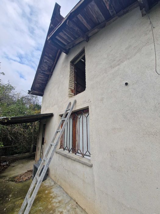 Двуетажна къща в с. Чехларе