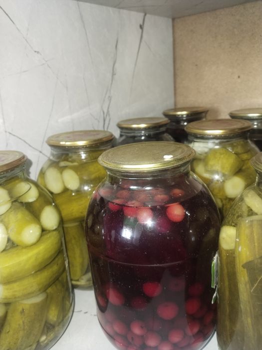 Соленые огурцы и компот
