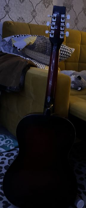 Гитара б/у в нормальном состоянии