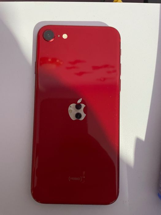 iPhone SE 2022 червен