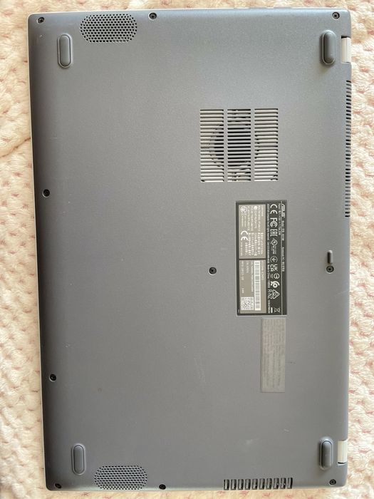 Vând laptop ASUS VivoBook X515MA, în stare foarte bună, folosit pentru activități ușoare (internet, filme, Office).