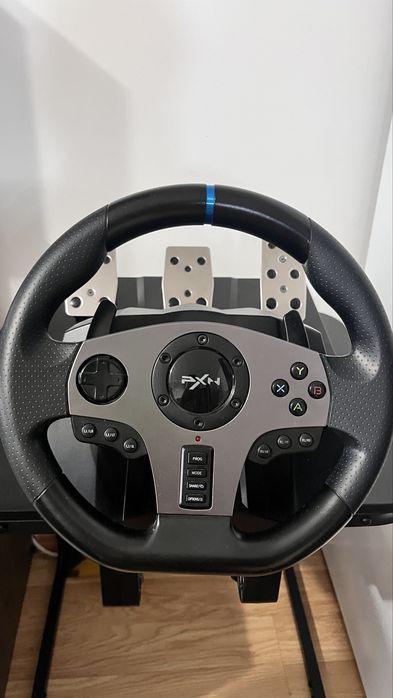 Vand playstation 4     500GB + 2 controlere + 15 jocuri + volan PXN V9 (270* sau 900*),3 pedale + schimbator inclus