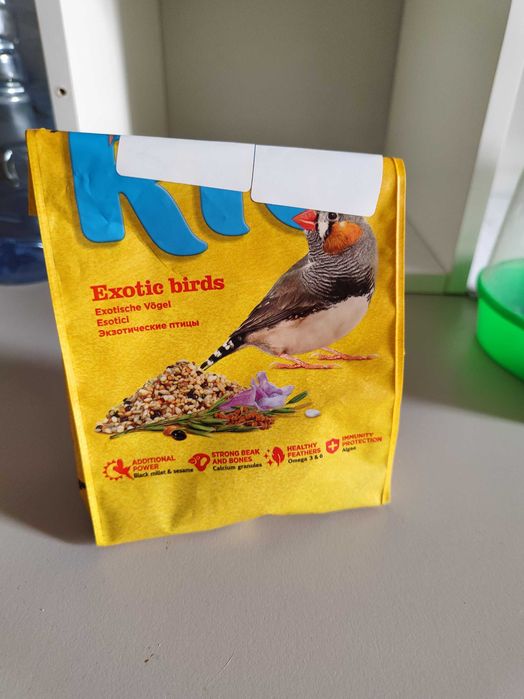 Корм, песок и ванна для птиц