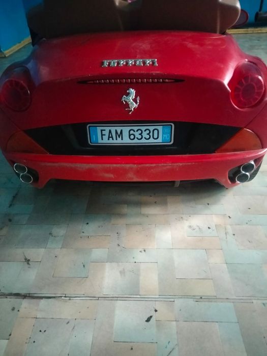Продам  машинку Ferrari