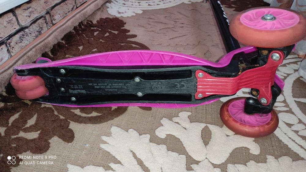 Самокат трёхколёсный.