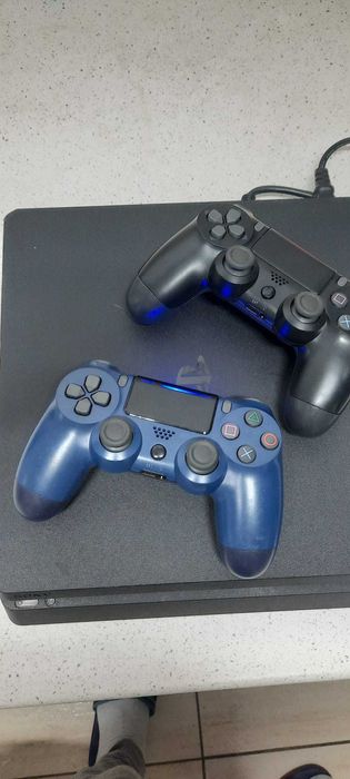 Vand ps4 modat cu doua manete
