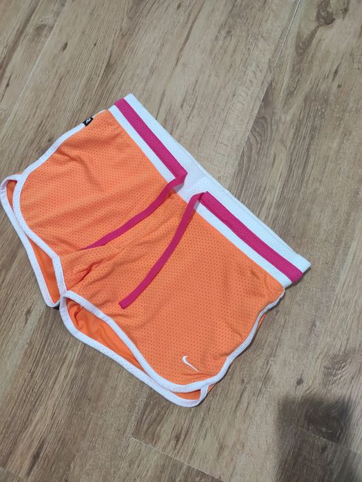 Pantaloni scurți de damă Nike mărimea S