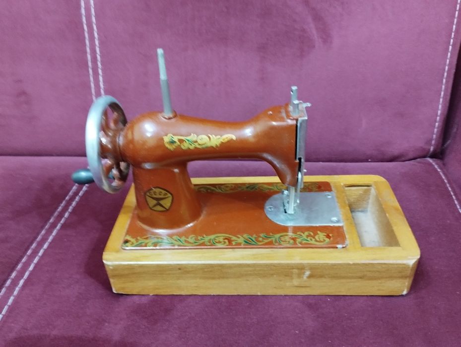 Стара мини шевна машина