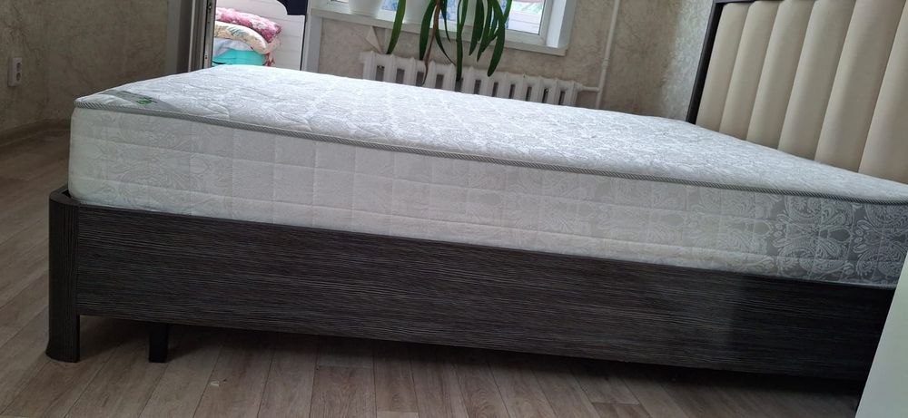 Продам двуспальнюю  кровать с матрасом