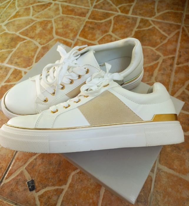 Бели дамски кецове