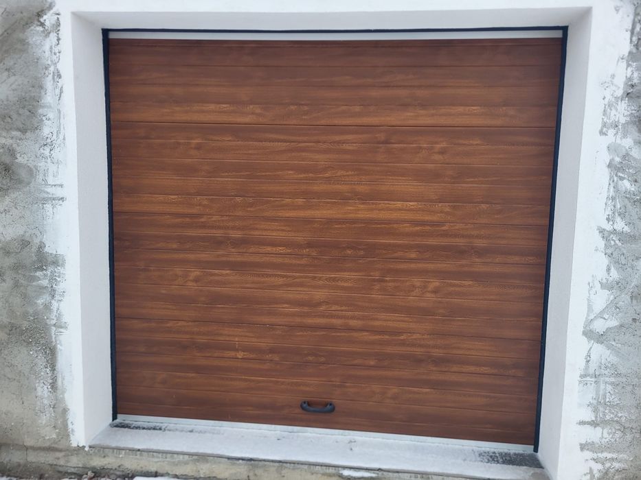Uşă de garaj secțională termoizolantă - 2,4 x 2,2 m