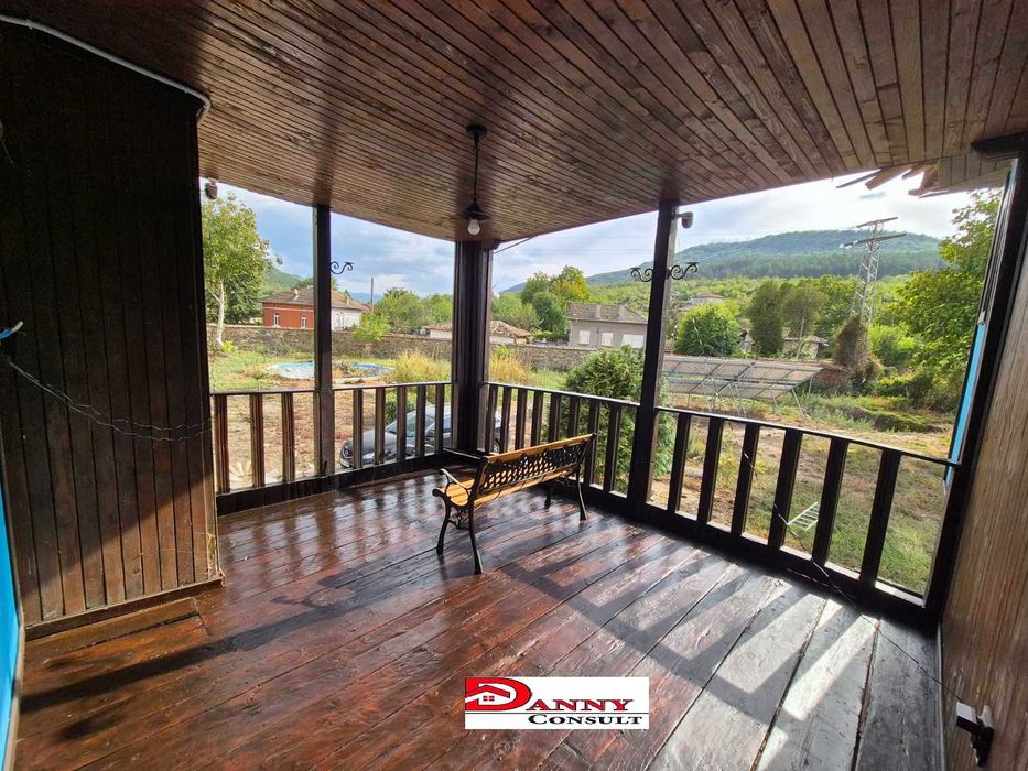 Двуетажна къща с двор и соларна система в с. Кесарево