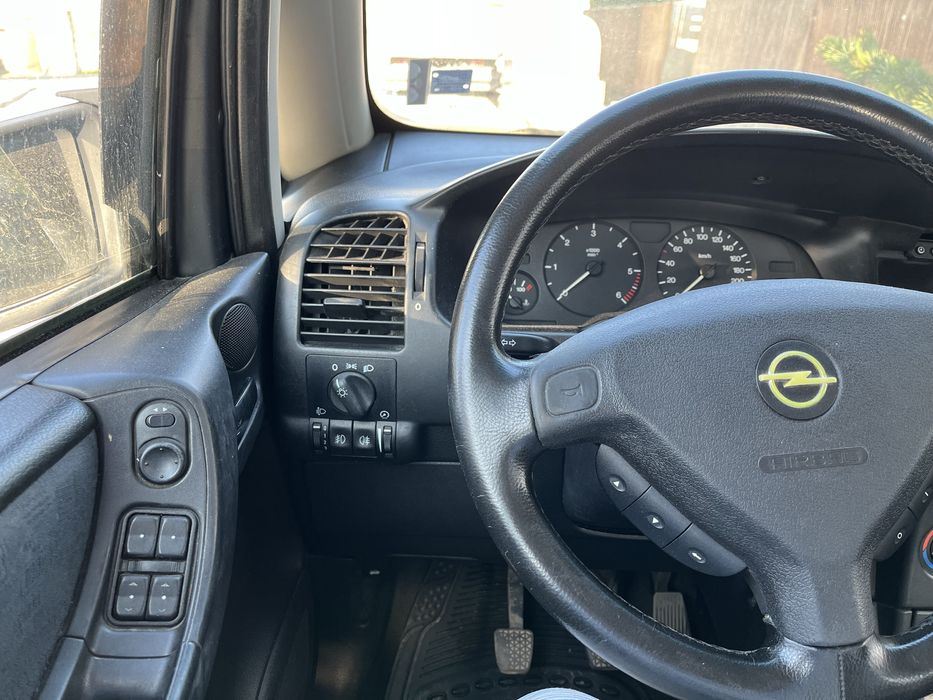 Кола Опел Зафира