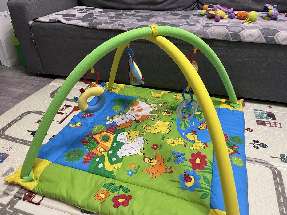 Детский коврик с игрушками
