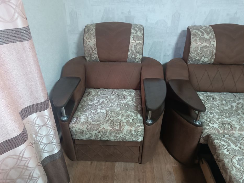 Угловой диван. 1 кресло.