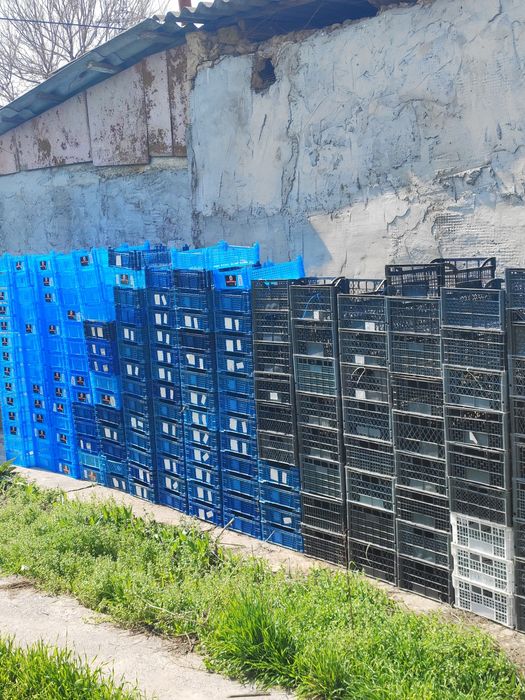 Ящики черные и голубые