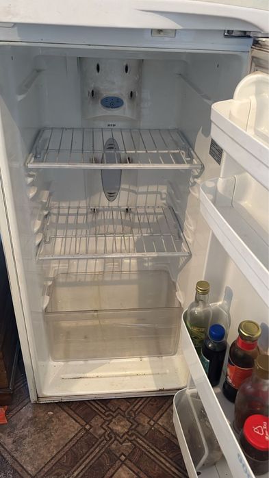 Холодильник с полками