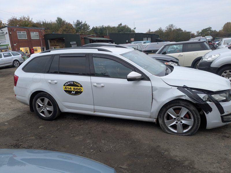 Dezmembrari / Dezmembrez Skoda Octavia 3 Combi (5E5) 2.0 TDI CRMB cutie viteze manual cod culoare LS9R