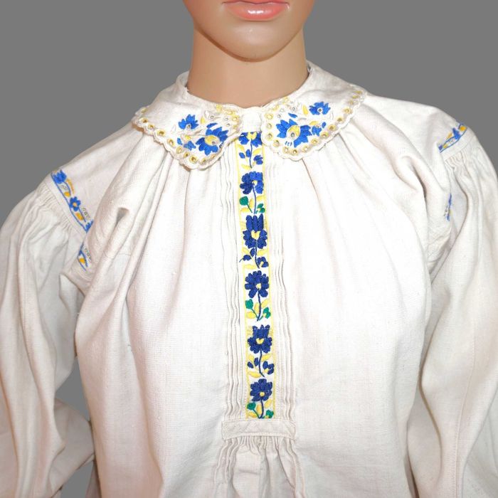 Spacel si poala , ie traditionala veche si poale panza de casa  M